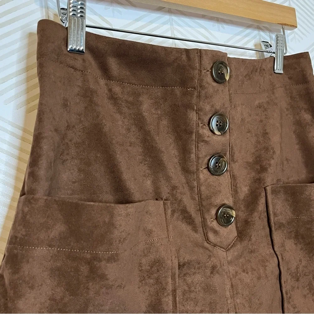🔆 LE LIS Brown Faux Suede Button Front Mini Skirt - Size M